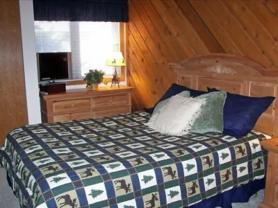 Short Walk to Restaurants, Shopping, Skiing / Special Pricing