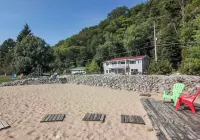 Lakeside family paradise 140ft private Crystal Lake Frontage