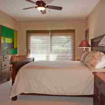 Ocean Views and Steps to Secluded Beach! Rooms