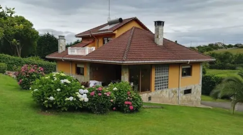 HEATED SWIMMING POOL (all year round) 2 km Ñora beach, 9 Gijón- barbecue, fireplace