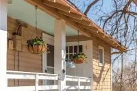 The Firefly Cottage Hotels near Ramseys Draft Wilderness