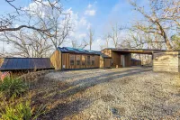 Cedar Nest Experience Ozark Magic in Sunrise Beach - parcheggio