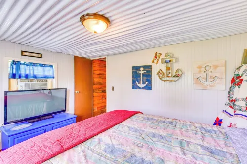 Fenced Yard: Quaint Cabin Near Lake Texoma! - 2-Star