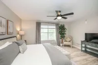 Poolside Paradise Near the Ark Hotels in Walton