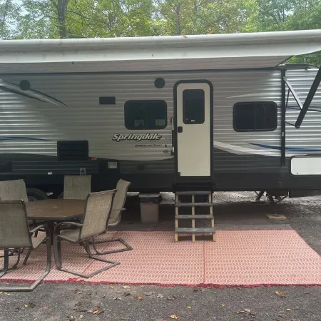Creekside Hideaway, Cozy 2-bedroom RV, Morgantown, WiFi, Firepit, Hammock,Grill
