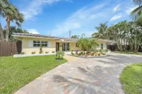 Mid Century Boho Chic Beach Bungalow Only 3 Blocks to Gorgeous Beach!!