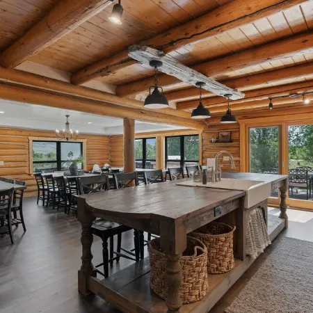 Snowberry Inn: Large Kitchen & Gathering Room 9Br 11BA Ensuite Bath in All Rooms