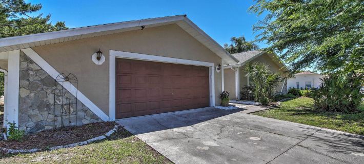 Spring Hill Home w/ Pool ~ 1 Mi to Weeki Wachee Hotels in Spring Hill