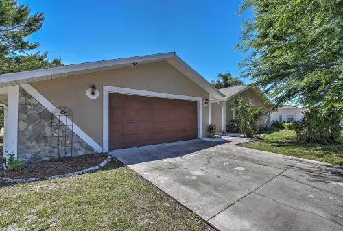 Spring Hill Home w/ Pool ~ 1 Mi to Weeki Wachee - 3-Star
