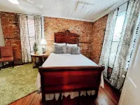 The Loft @ Studio115 a Charming Stay, Sleeps 6, in Downtown Bainbridge, GA Hotel di Bainbridge