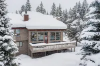 Cozy Rustic Condo minutes from Big Sky Resort & Town Center! Hot Tub & Sauna!