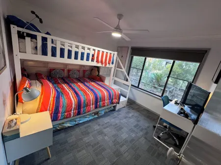 Denhams Beach House (with tennis court/pool/wifi