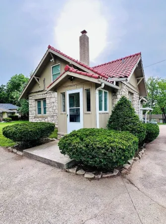 Clay Roof Inn *Freshly Renovated*