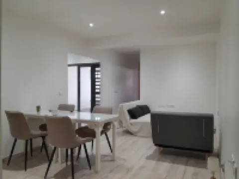 3-bedroom apartment sleeps 9, 2-minute walk from ferry dock