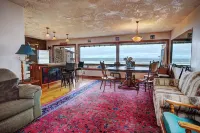 'American Classic' BEACHFRONT Historic Nye Beach - BEST LOCATION - 3BR Home