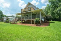 Charming Lakefront Cottage with Beach & Pier
