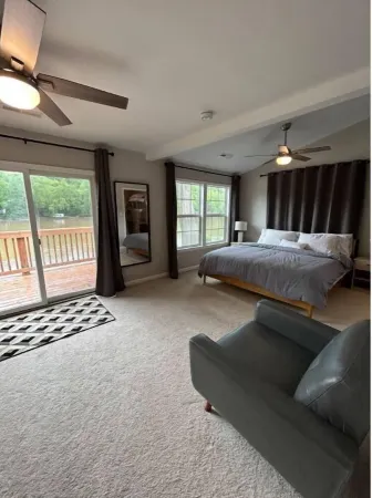 Rivers Edge Retreat with spectacular water views, Full kitchen, Games,  Fishing