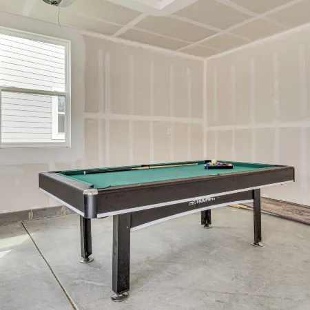 16 Mi to Indianapolis: Group Getaway w/ Pool Table