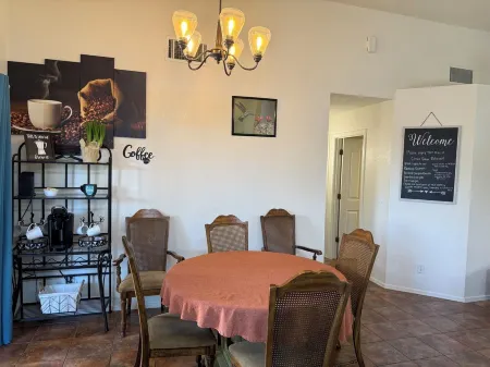 Charming 2-bedroom house in lovely Sierra Vista with WiFi, AC Отели рядом с достопримечательностью «Vista View Resort»