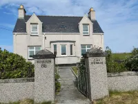 Recently Renovated Spacious 3-bedroom House in Extensive Gardens Hotel in zona Butt of Lewis Lighthouse