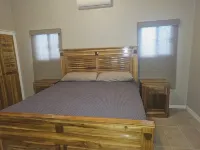 Modern 3-bedroom waterfront lagoon house with Wi-Fi, AC in beautiful Maya Beach. Hôtels à : Maya Beach