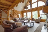 Beautiful original log cabin, minutes from Garden City and Bear Lake beaches.