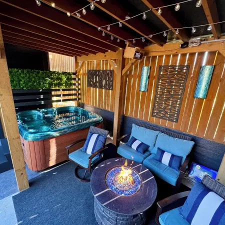 BRAND NEW - THE KING OF THE HILL - W HOT TUB AND PRIVATE BACKYARD
