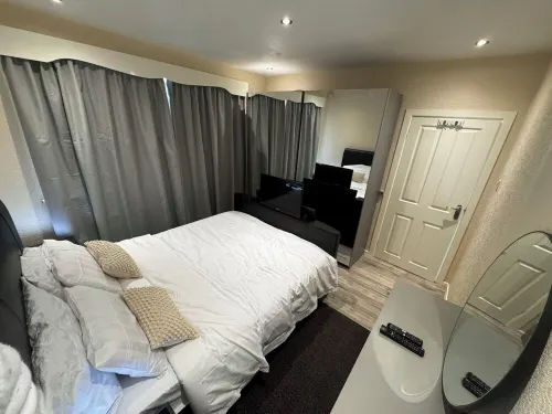 Bungalow Bliss: Recently Renovated 3 Bedroom Stay Hotels in Cheadle