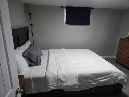 Cozy 1-bedroom apartment in wonderful Taylorsville with WiFi, AC Отели в г. Тейлорсвилл