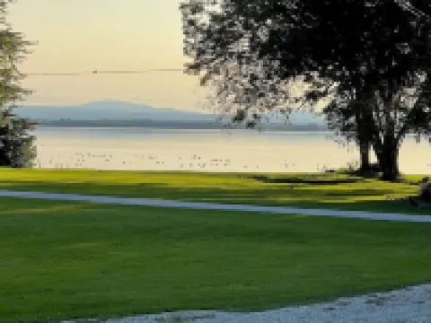 Charming Lakeside 2-bedroom cottage in lovely Alburgh, VT Hotels in Alburgh