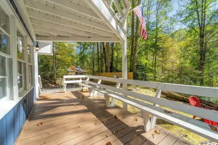 3-bedroom chalet in marvelous Whittier with fireplace, private balcony