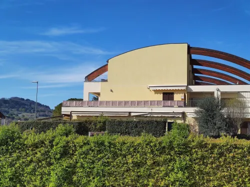 The Azalea: near Numana with large terrace and seasonal condominium pool Hotels in Sirolo