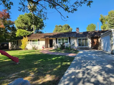 Beautiful large fenced property with sparkling pool Hotels near Botanic Garden