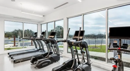 “NEW” Studio with pool, Baylor Medical, CO River, Lakes, WiFi, games, gym, tv