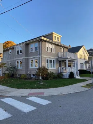 Sunny and spacious 2-BR condo near Hospitals, Universities and Biotechs