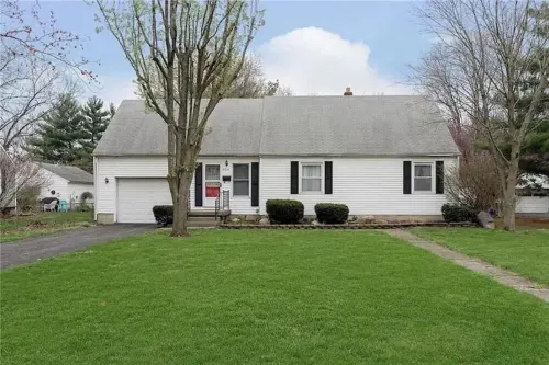 Minutes from Indy Motor Speedway - Dog friendly - Fully fenced yard Hotels in Speedway