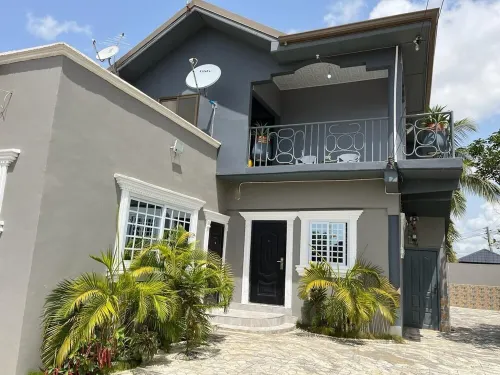 GHL. G Floor En-Suites 2Br Sleep 4. WiFi, Dstv, Solar ,AC and Free Breakfast فنادق في کاسوا