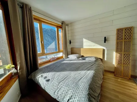 Cosy 4-person apartment near town center and ski lifts.