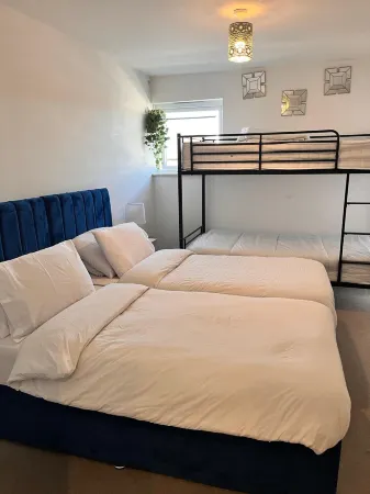 Bright ensuite Private Room in 2BR Apt – Singles, couples, families allowed Отели рядом с достопримечательностью «The Dockyard Railway»