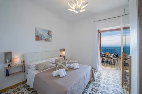 Mariantonietta House: bright colorful rooms, overlooking the vast sea