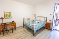 In the main square modern house Hotel a Trecastagni