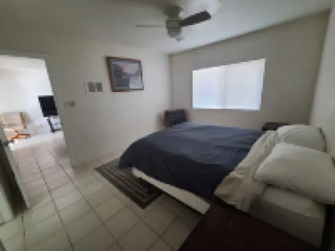 Cozy 1-bedroom with queen size bed, couch bed, full kitchen and full bathroom