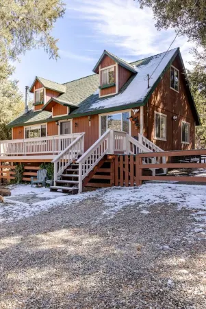 Legacy Pine Cozy 4-bedroom cabin in wonderful Pine Mountain Club