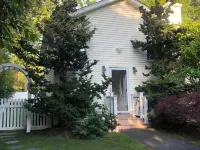 Hamptons Retreat • Hot Tub • Minutes to Beaches Hotels in Hampton Bays