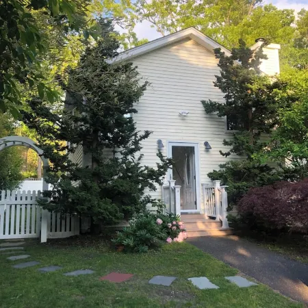Hamptons Getaway 3 Bed 2 Bath with Hot Tub