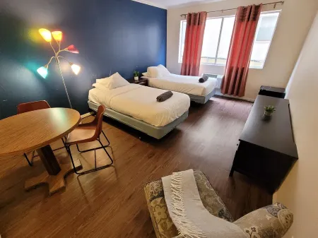 Double Bed Unit with AC and Wifi in Beverly Hills