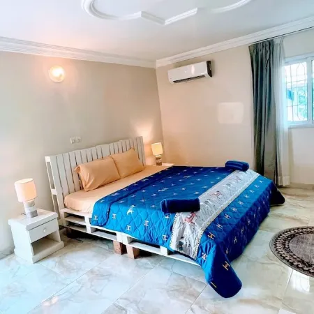 La Siesta Abidjan-Charming 2-bedroom Split-Mezzanine level apartment; WiFi-AC.
