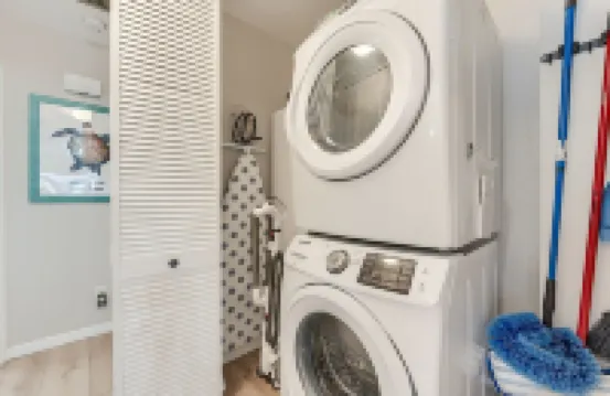 720 ft to beach, 2 BR 2 BA, Pool, Beach Gear, Deck, BBQ, W/D, sleeps 6.