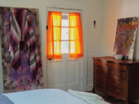 Downtown -All Shook Up Bungalow -Heart Break Hotel 2br/1b