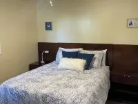 Welcome to “The Seabreeze Lakeside Getaway” in the heart of a true vacation town Hoteles en Irondequoit